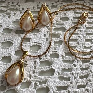 Avon 1996 GoldPlated Floating Pearl Teardrop Necklace & Earring Set | NIB NE37